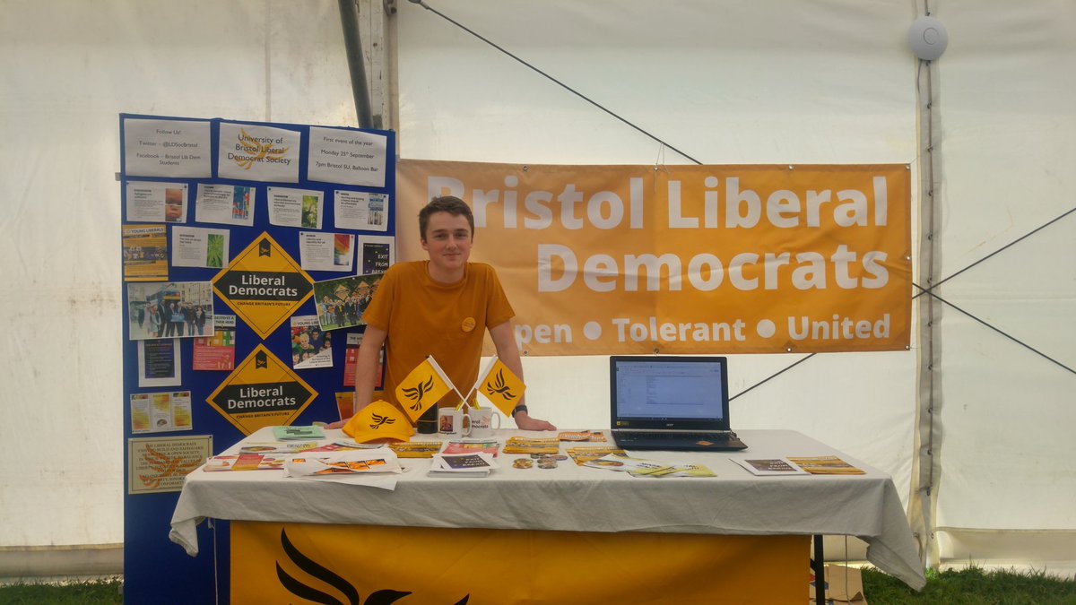uoblibdems's tweet photo. Welcome Fair is in full swing and we already have around 50 people signed up! https://t.co/3PklZlRhGu