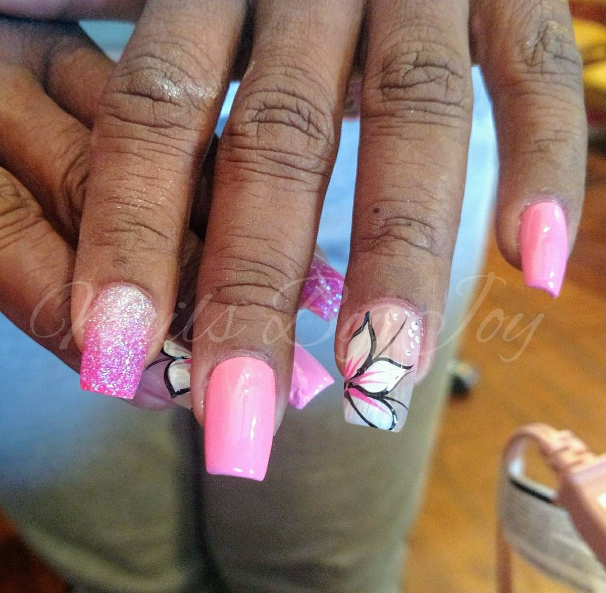 nailsbyjoy73's tweet photo. Happy Friday!
#joydoeshernails 
#pinknails 
#glitternails 
#baltimorenailtech 
#bgdn
#nailsofinstagram 
#handpaint 
#nailsmagazine https://t.co/s07ekQuDha
