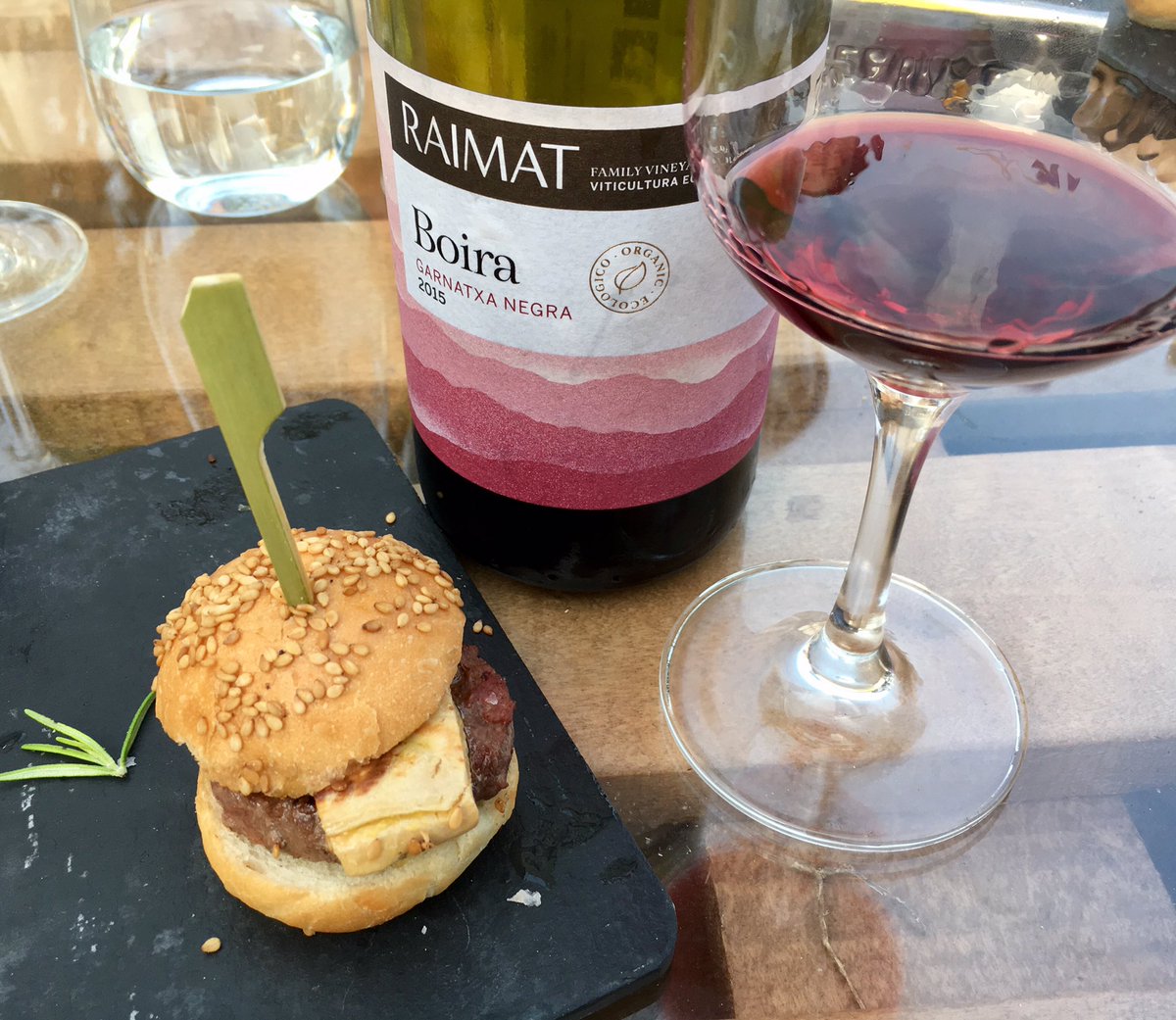 BlogHedonista's tweet photo. Mini #hamburguesa con #foie acompañada de #Boira #Raimat #garnacha negra En taller de #vinos #ecologicos #XaviNolla #fairmontreyjuancarlosi https://t.co/06X0KgTz1S