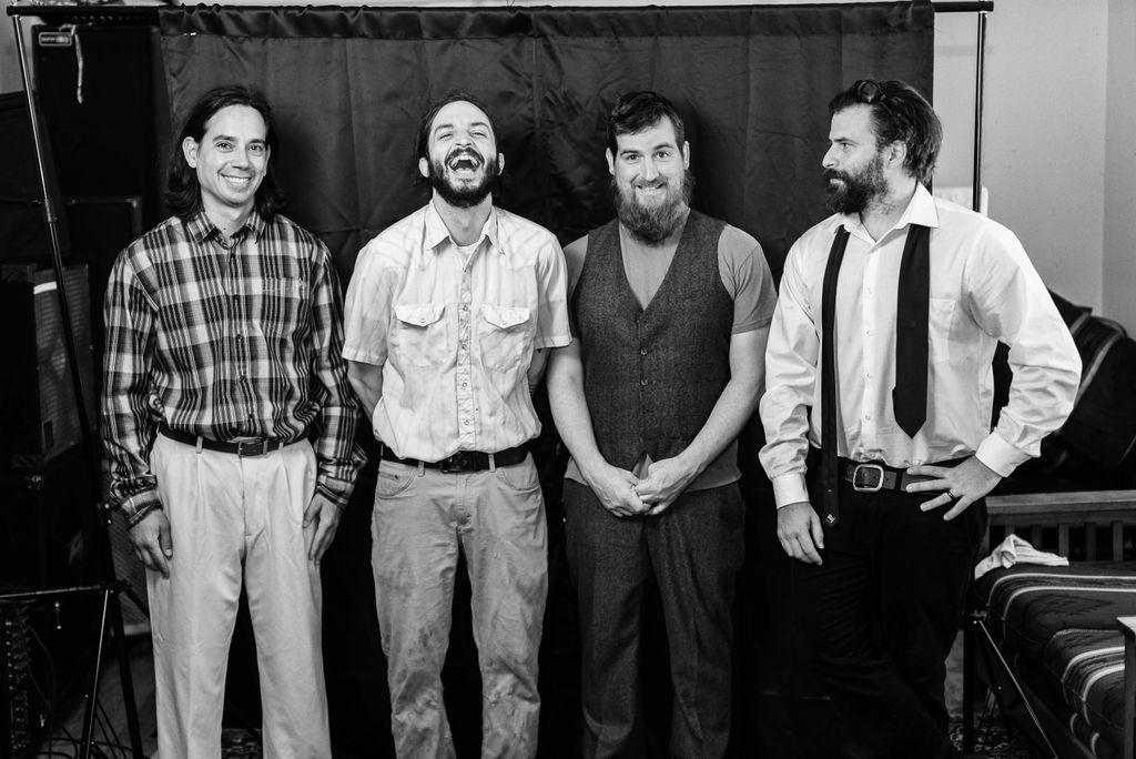 explodingmath4's tweet photo. Awkward Family Photo Friday, courtesy of Purasoul Travel #potd #familyphotofriday #music #eml #explodingmathlab #vpp #friyay https://t.co/rX1cVHdepK