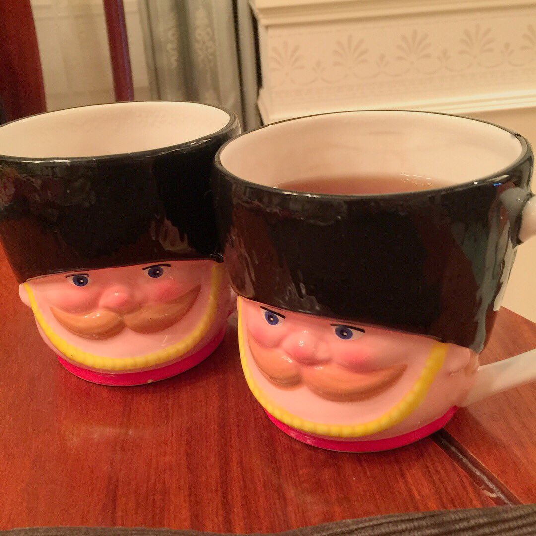 YUKI_Shinozuka's tweet photo. イギリス帰り🇬🇧の友達の家にあるこのCath Kidston のこのカップが可愛すぎる…ww。おじさんが１つ、おじさんが２つ…。

#おじさん #カップ #イギリス  #近衛兵 #マグカップ #可愛い #guardsdivision #england #cathkidston https://t.co/vlTQGmUErt
