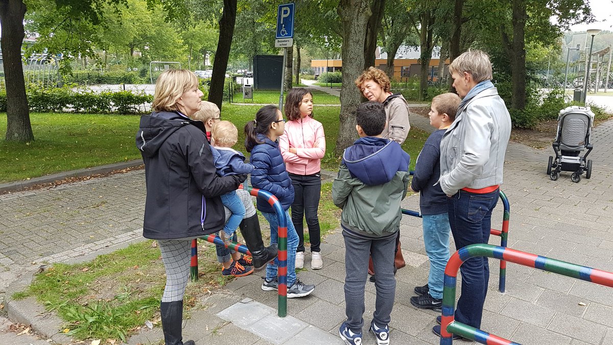 PcbIchthus's tweet photo. Trots hebben de kinderen aan de wethouder en de gebiedsmanager laten zien hoe zij de verkeersveiligheid rondom De Ichthus hebben verbeterd. https://t.co/chqHmA8aaZ