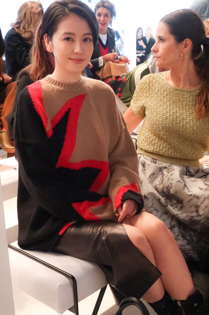 長澤まさみさんがトッズ(TOD'S)の18年春夏ショーに来場。着用している