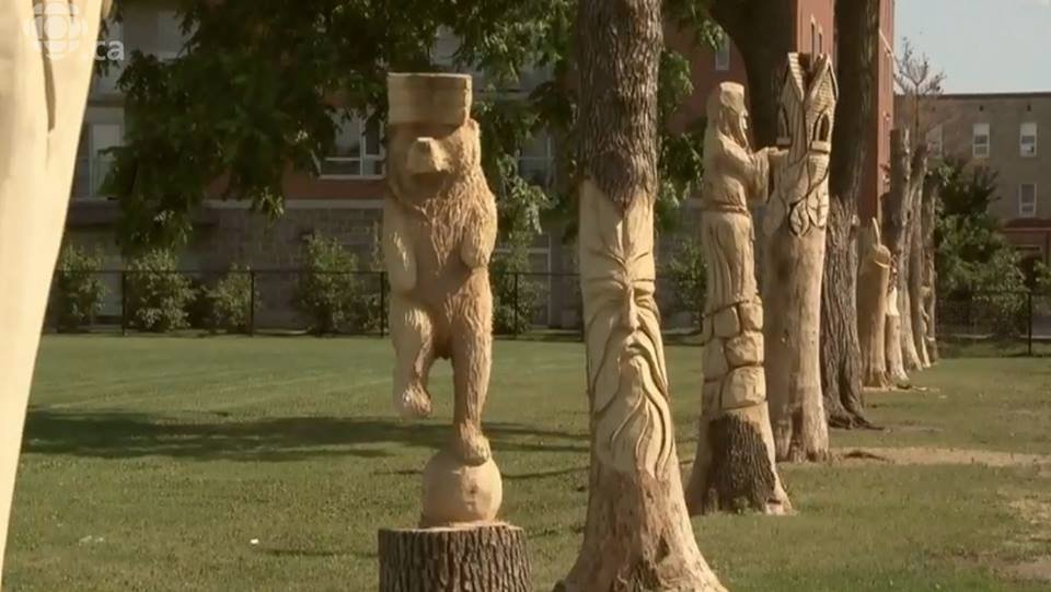 cqeees's tweet photo. #Vendredisvalorisation Chapeau à l'école Eardley, #Gatineau : allée de frênes transformée en expo de sculptures: https://t.co/Yr0Lel55qG https://t.co/IVxceuyvUW