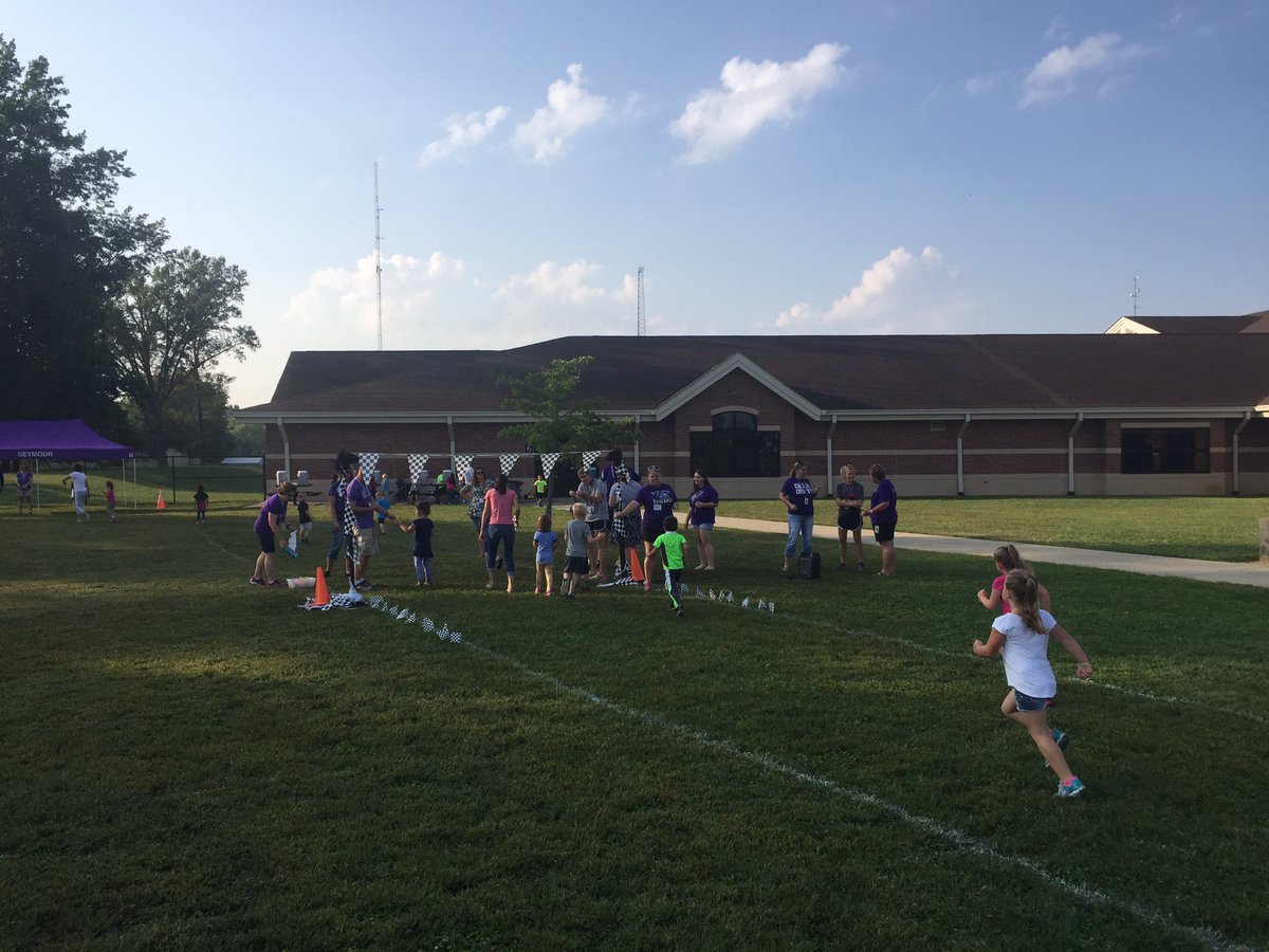 reddingschool's tweet photo. Redding walkathon is underway. It's a great day to be a Hornet. #ReddingRocks #HatsOff2Learning #StingersUp https://t.co/yvedIBUJEJ