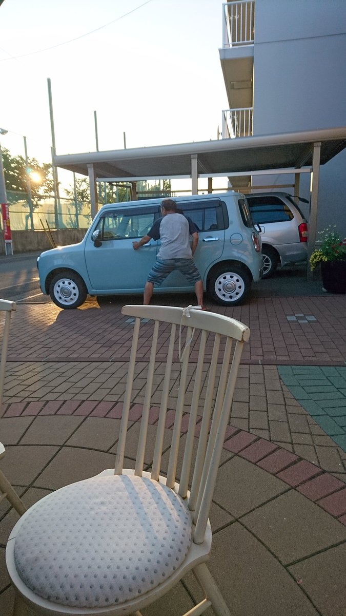 Ku0N6's tweet photo. 車の大きさを体で測る父親 https://t.co/tYg28jjeIt