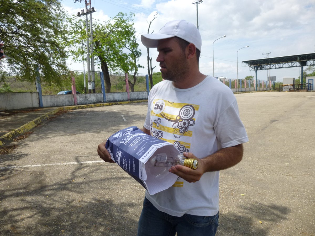 alcaldiadelmb's tweet photo. INSPECCIÓN DE ALUMBRADO EN COMPLEJO DEPORTIVO SIMÓN BOLÍVAR https://t.co/93p0aTUMqY