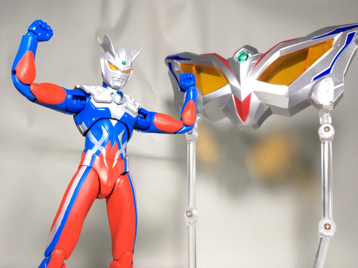 勇 はや ウルトラマンゼロの新たな変身アイテム ウルトラゼロアイneo 劇中ではレイトのメガネと掛け替える形で変身 ギンガとオーブの力で生成したニュージェネレーションカプセルa ビクトリーとエックスの力を宿したニュージェネレーションカプセルbが