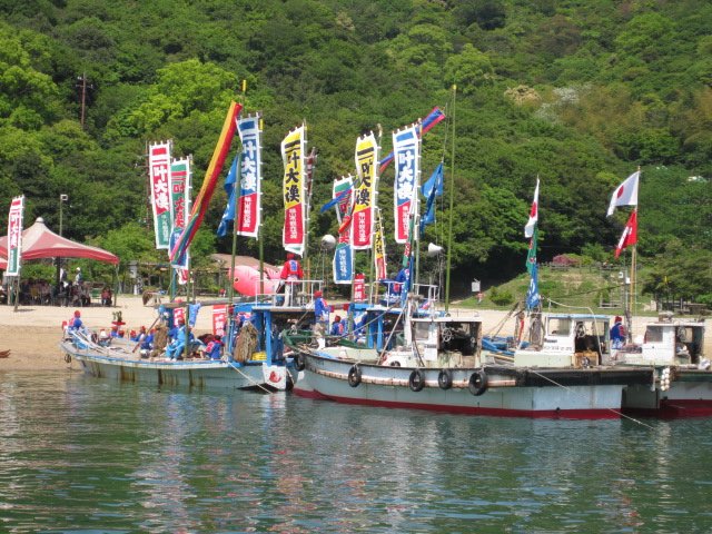 ポニョ達の前に幟をあげた船団が現れますが、これは鞆の浦の観光鯛網漁