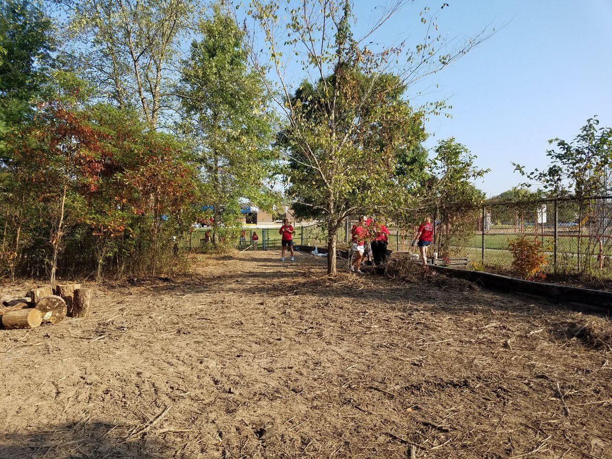 SCRSchoolHealth's tweet image. #DaysOfService in action at @HP_Pandas  @IUHealthBloom