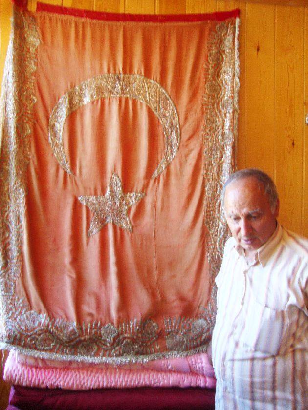 93 yıl önce Yunan işgalinde, mahallenin kadınlarının gizli gizli evlerinde dokuduğu bu bayrak, bugün Bergama'da...
bit.ly/2yuQHyI