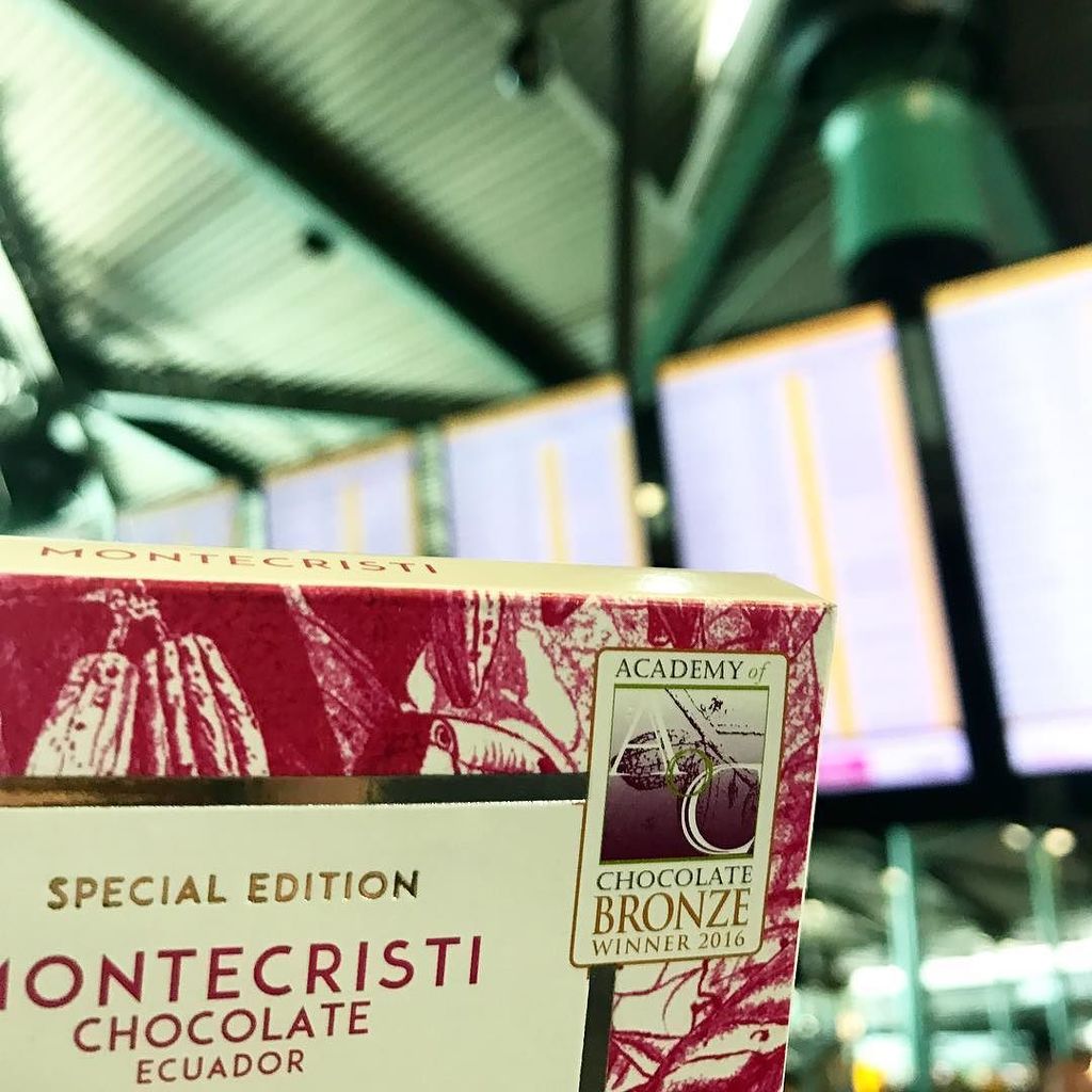 Mmmmm waar zou dit reepje heen vliegen? De <a href="/montecristi/">Montecristi.com</a>.choc reepjes (onderdeel van de origins box) passen perfect… ift.tt/2wESBPT