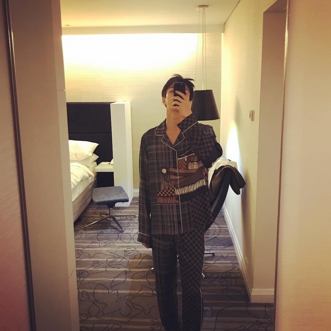 BUBBLETEAHOLIC's tweet photo. ชุดที่เซฮุนใส่อัพ instagram เป็นชุดนอน Louis vuitton × Supreme PRÊT A PARTIR PYJAMA - FALL - WINTER 2017 – LOOK 08
https://t.co/YiJeHSqdGZ https://t.co/wUL3acThu3