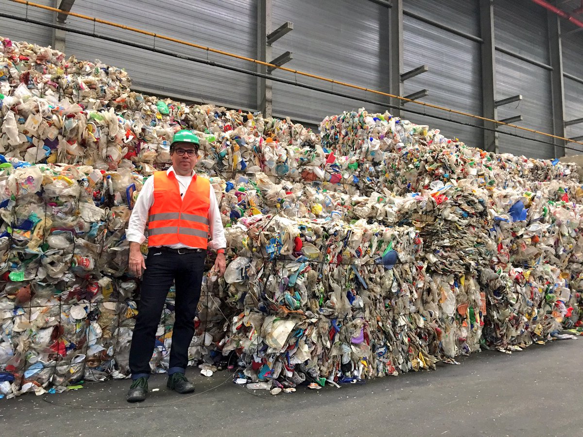 NickRompelberg's tweet photo. Limburgse duurzame kinderwagen valt in de prijzen. @bartbost maakt van plastic afval een kinderwagen. https://t.co/MZ6rdmpWG2 #GreenTom https://t.co/n9CcCtect9