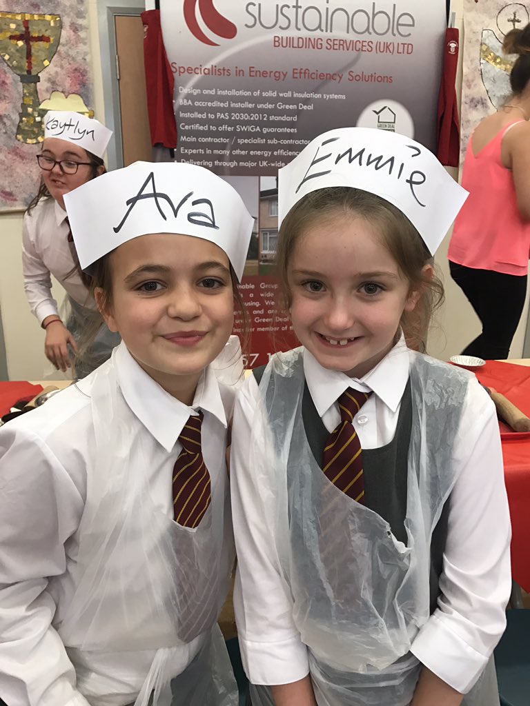 sonbxx's tweet photo. These 3 kids and parents had an amazing time working with chef in our school @HFHalewood @jnrchefs @Themakeoverroom https://t.co/DaLDCUQMme
