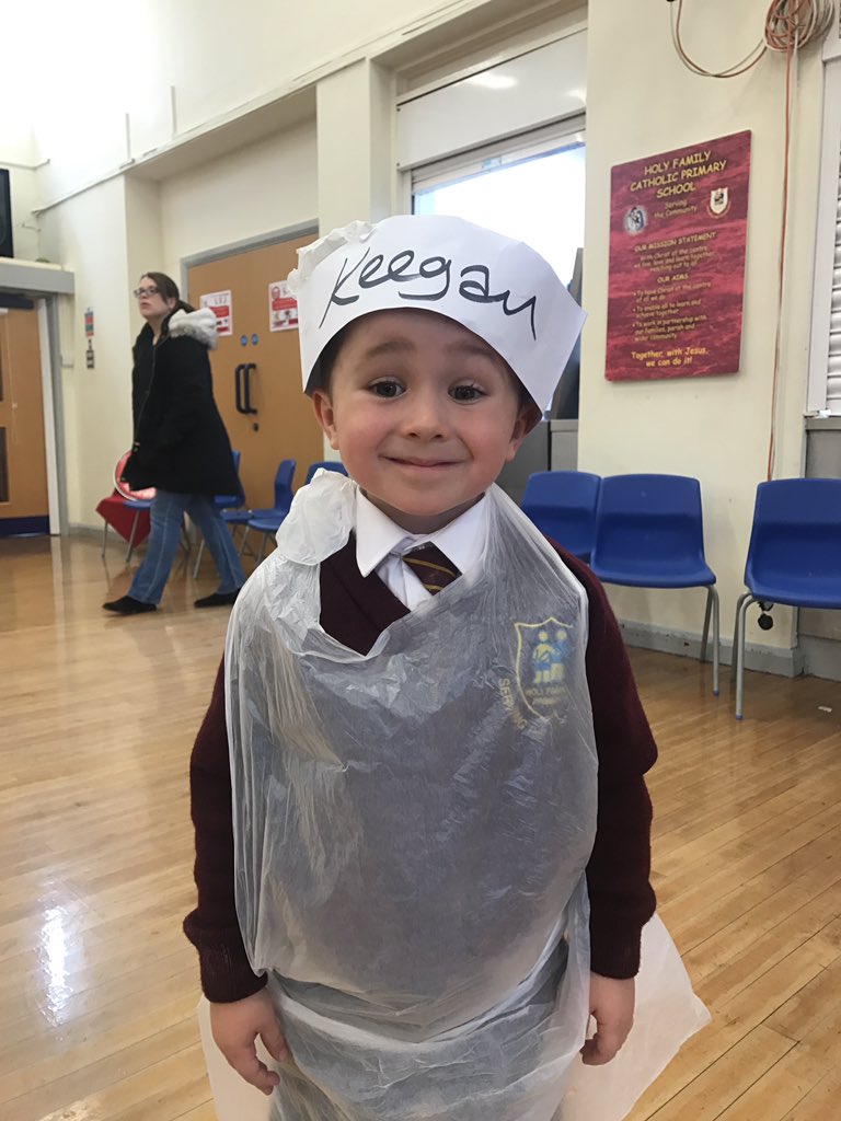 sonbxx's tweet photo. These 3 kids and parents had an amazing time working with chef in our school @HFHalewood @jnrchefs @Themakeoverroom https://t.co/DaLDCUQMme