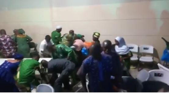 Shocking(Video): Hungry delegates at restructuring meeting allegedly fight over food, drinks - naijatwitter.com/shockingvideo-…