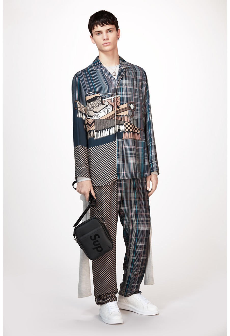 큐티/백현이 on X: [Correction!!] Sehun's pyjamas is from Louis Vuitton and the  whole set (Shirt + Pants) costs close to $3300 USD 💸💸💸💸   / X