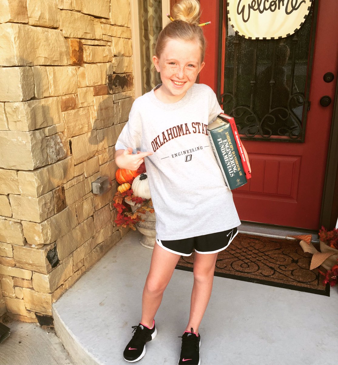 MeagsBryant's tweet photo. Career Day @SCTIGERS_ and this girl FINALLY got to dress up like an engineer thanks 2 OSU alumni friends! #GirlsInSTEM #mdpurpose @okstate https://t.co/WEElztAall