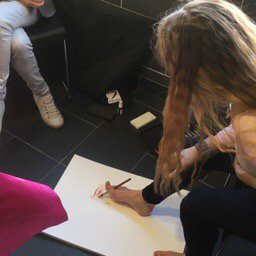 assoARPS's tweet photo. Belle démonstration de dessin par @UrsulaLemarchand 
#70ansARPS #Handicap https://t.co/zk8xqTBA5G