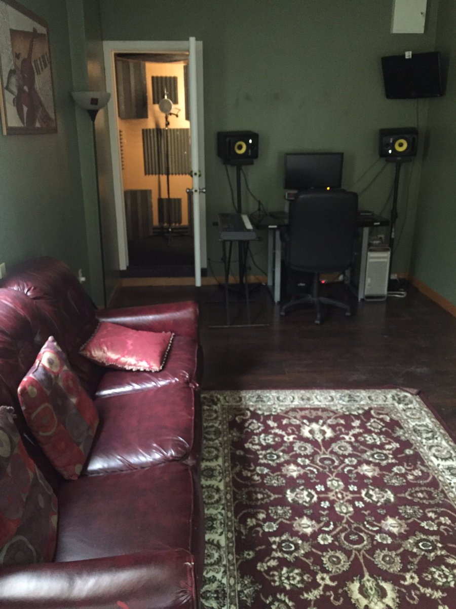 GenrusHS's tweet image. Book a Session in the Green Room!! $30/HR, Block Specials Available!!! #Slickmix #Heartstoppas