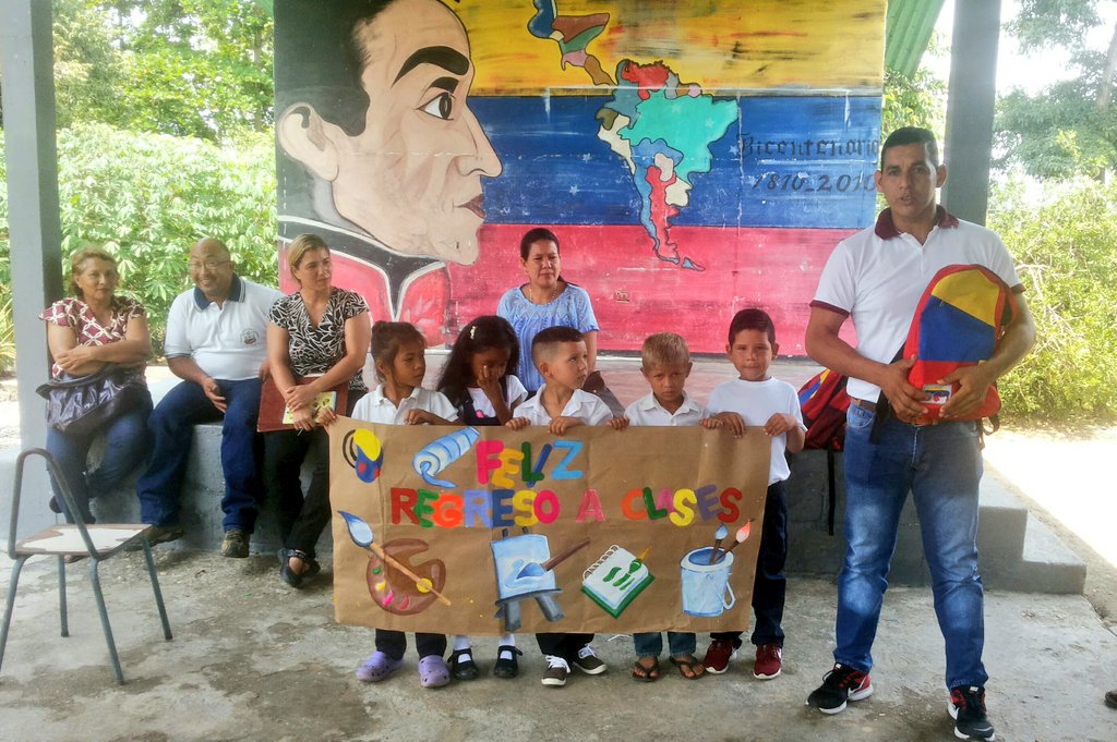 clifmaguablanca's tweet photo. Entrega de morrales a estudiantes de la @eb_masato llevándoles alegría en #RevolucionEducativa @MPPEDUCACION @JauaMiranda  @ZEPortuguesa https://t.co/hAGRuyiW8X