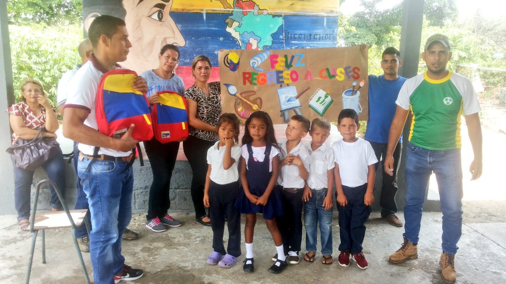 clifmaguablanca's tweet photo. Entrega de morrales a estudiantes de la @eb_masato llevándoles alegría en #RevolucionEducativa @MPPEDUCACION @JauaMiranda  @ZEPortuguesa https://t.co/hAGRuyiW8X