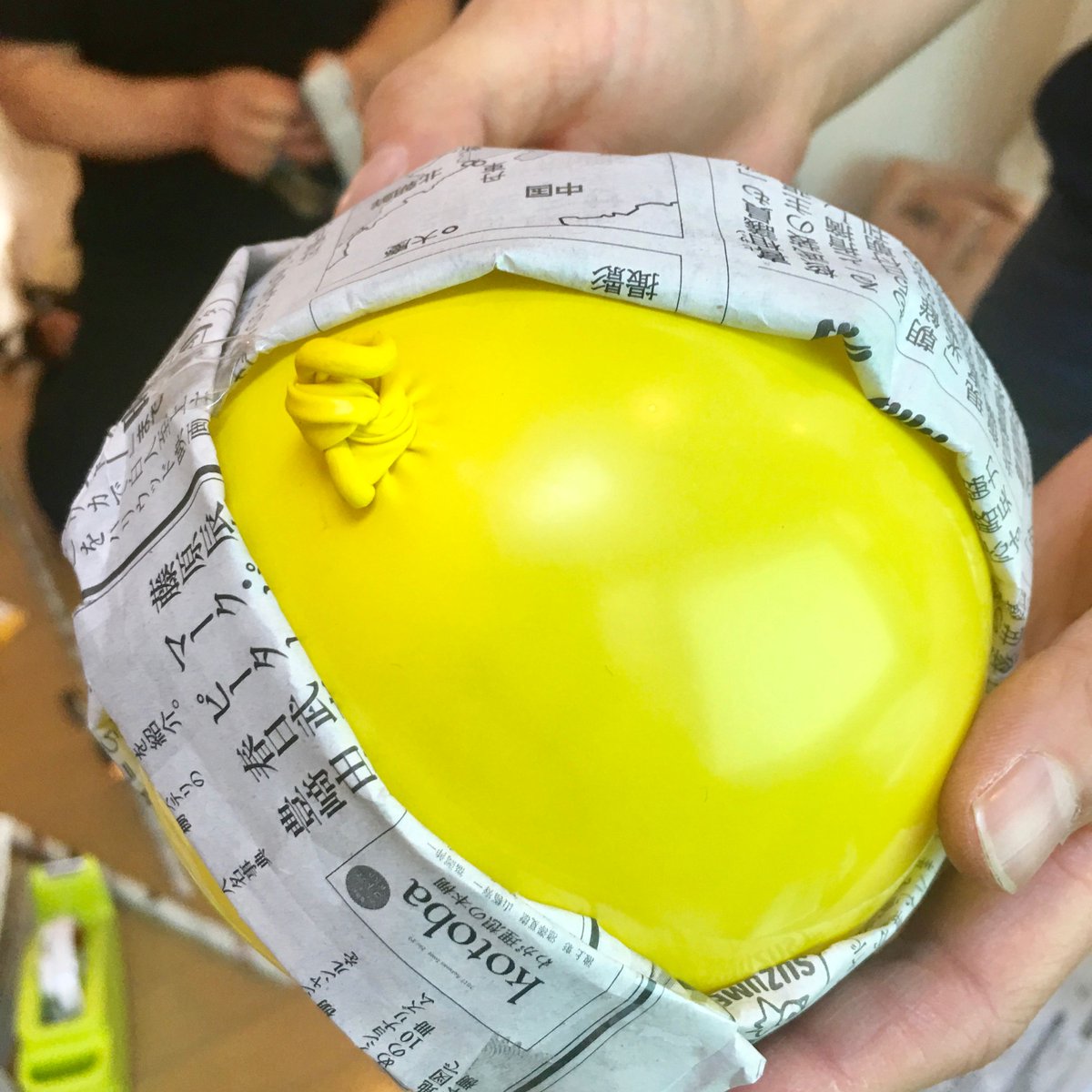 ぱぱもちゃん Papamo School در توییتر 簡単に手作り 新聞紙 風船でボール作り 新聞紙で3本輪っかを作り 中に風船を膨らますと 手作りボールができるんです キッズスタッフ応募の方は T Co Zydqfpgznh Papamo あそび こども 保育士 幼稚園