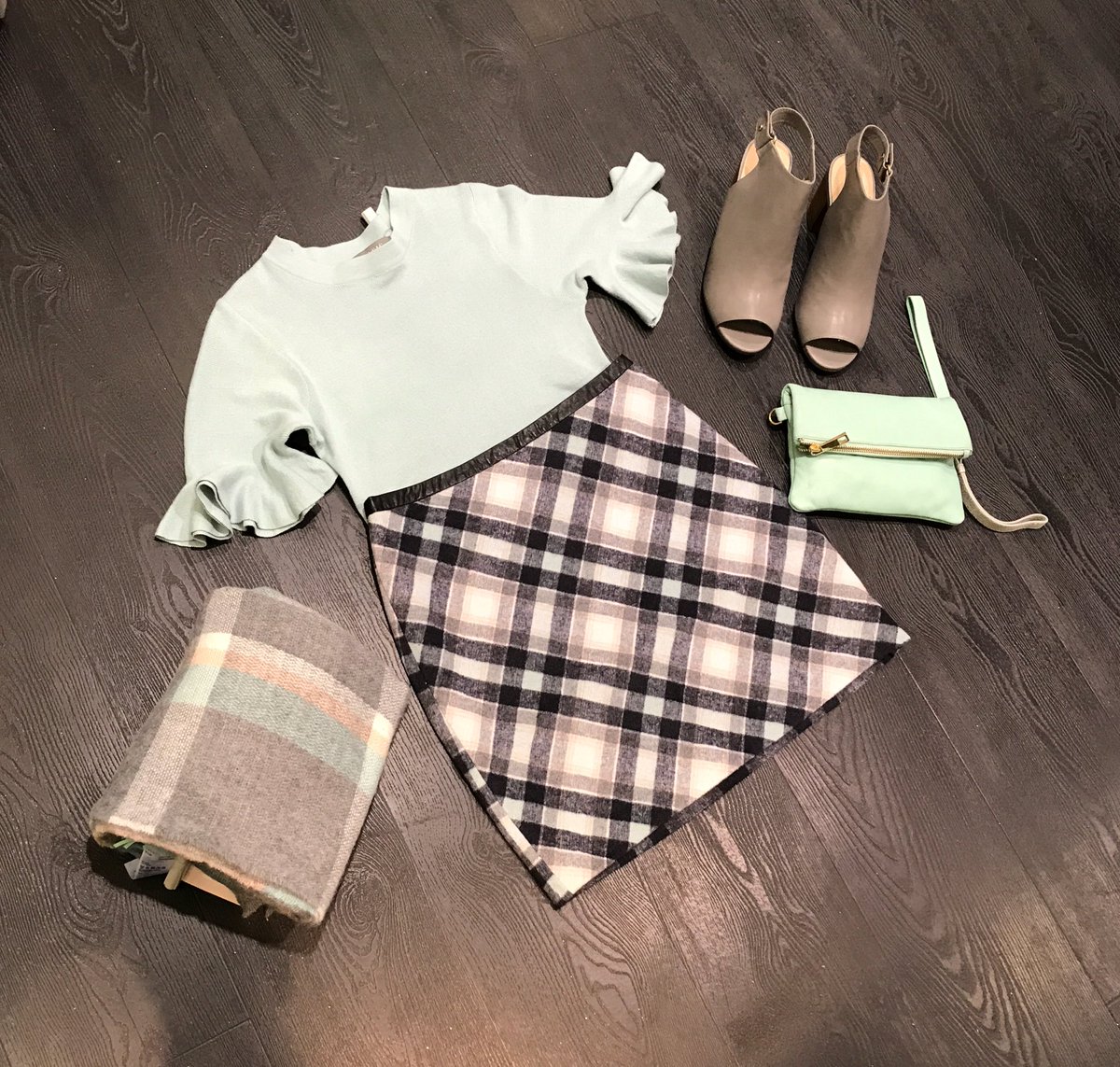 Clueless vibes

We've put together grey, mint and check print for this autumn look!