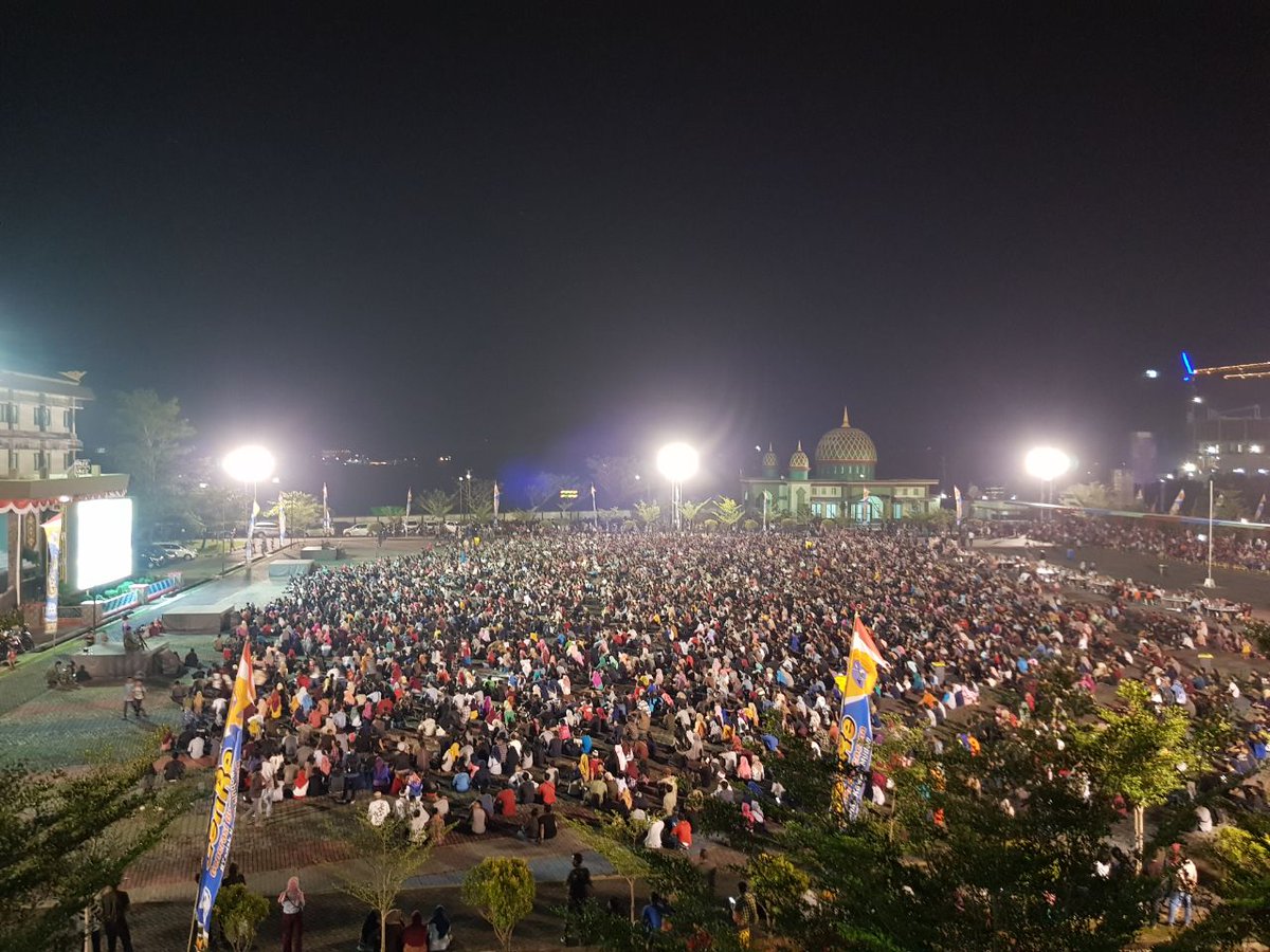 Suasana Nobar film G 30 S/PKI di lapangan Makodam XII/Tpr