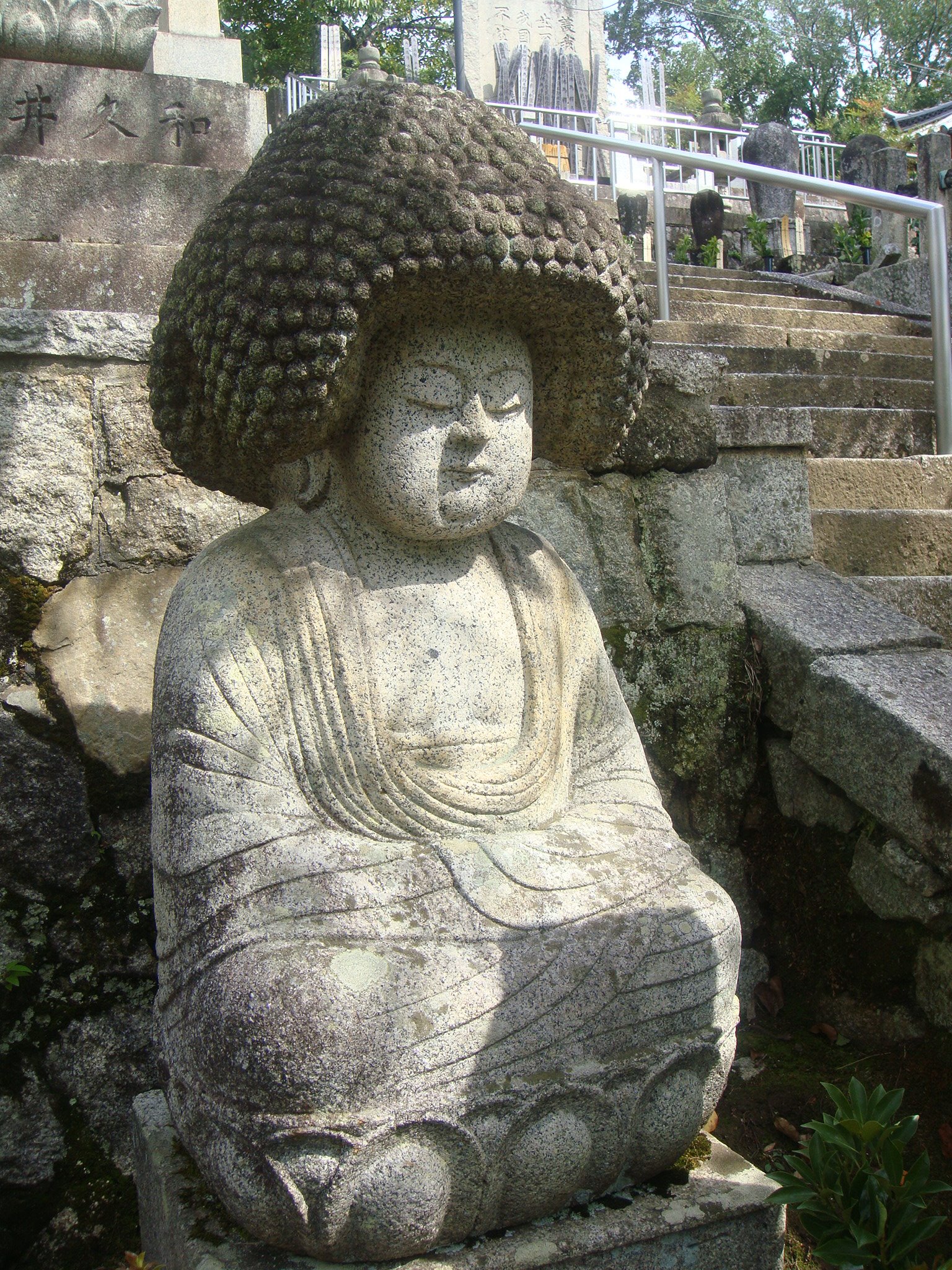 若宮明日香 念願だったアフロ大仏 じゃなくて五劫思惟阿弥陀仏に会えたwww 五劫思惟の御朱印も頂けて幸せ 五劫思惟阿弥陀仏にお参りすると髪が生えるんだとか 笑 お土産に買った金平糖も大仏の螺髪の部分に色とりどりの金平糖が入っ