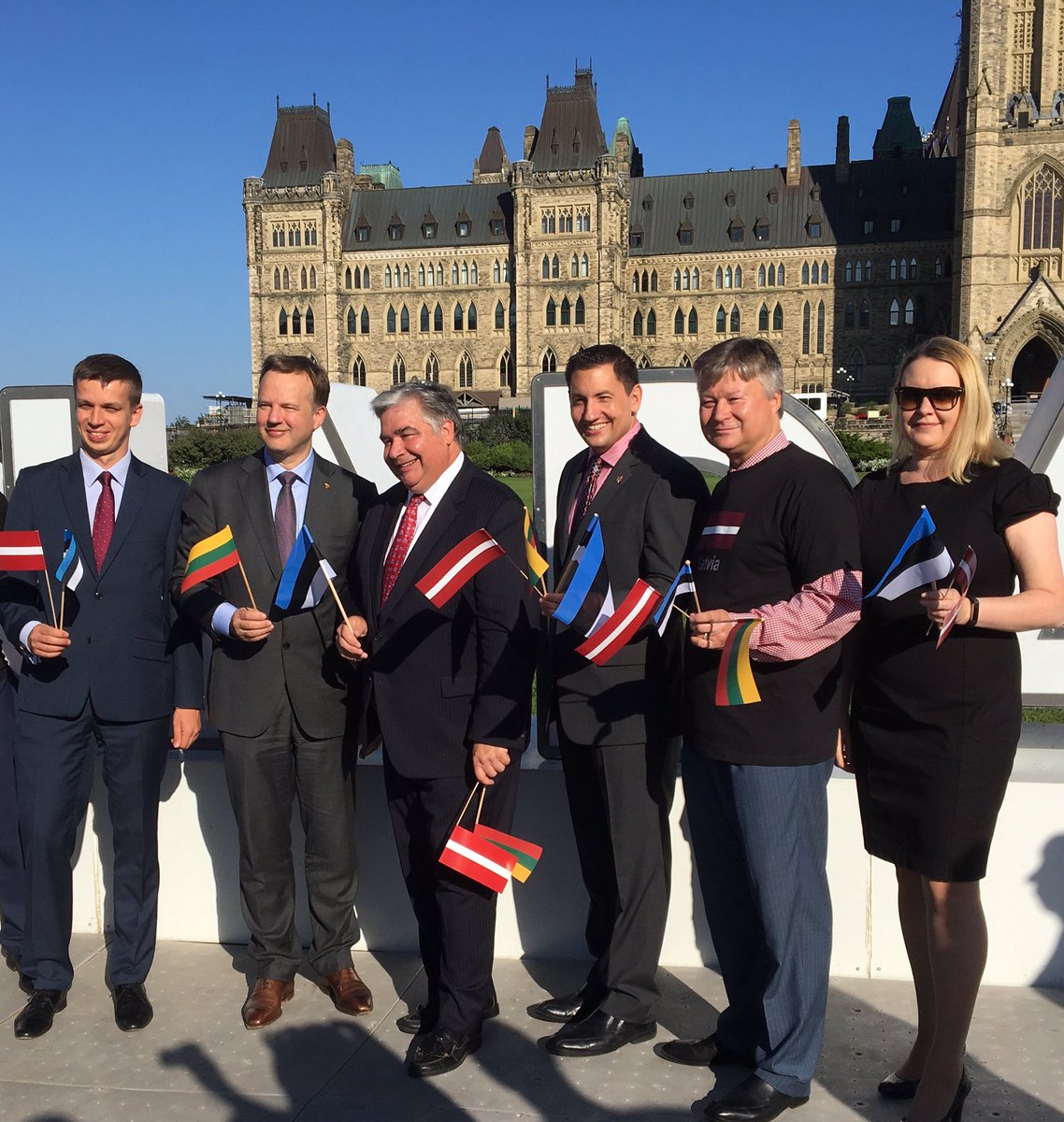LV_Canada's tweet photo. Otro gadu #Otavā, #Kanādā #Baltuvienībasdiena #BalticUnityDay Parlamenta pakalnā kopā ar deputātiem, igauņu un poļu vēstniecību atbalstu https://t.co/r3a2E4x7zE