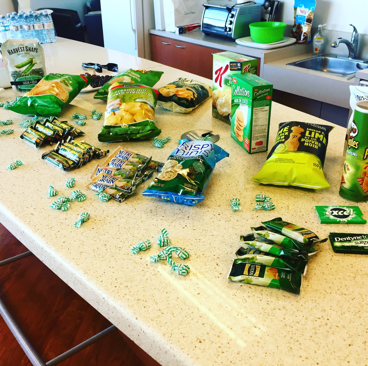 SWLI888's tweet image. Thank you for the green treat #PCManagement 💚💚💚💚 definitely preparing us a great #green weekend too! #TDRock #GreenFriday #ThankYou #Suprise