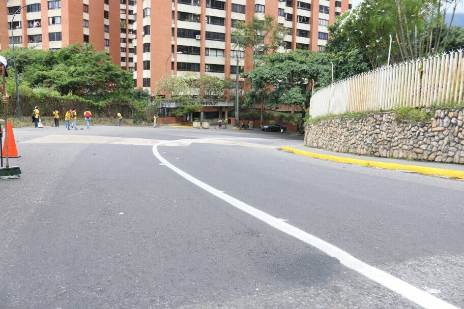 CarlosOcariz's tweet photo. 10:12am entregamos totalmente recuperada, asfaltada, demarcada y señalizada la Av. Principal de #PaloVerde #Ocariz24 https://t.co/ZMOYn0zVbG
