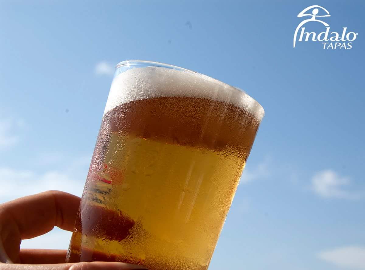 IndaloChueca's tweet photo. #BienvenidoOtoño! El brindis de hoy se lo dedicamos a los momentos de terraza que todavía podemos disfrutar, ¡que no se os escape ni uno! 😊 https://t.co/z50ZQmqdOR