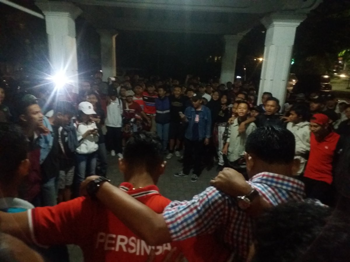 Persinga1958's tweet photo. Di akhir acara penutupan kompetisi musim 2017 tadi, diluar gedung DPRD Ngawi. Disambut para suporter untuk memberikan semangat kepada Tim https://t.co/4N4OoqHnw9