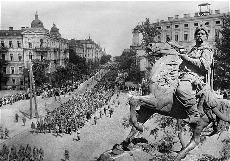 Серпень 1944р, Київ.Радянсько-терористичні окупанти ведуть полонених кіборгів-захистників міста