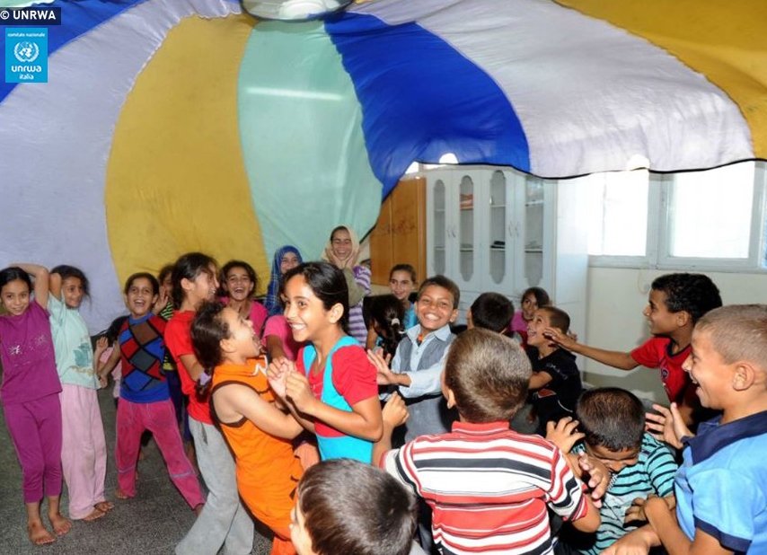 Il programma CMHP di @UNRWA assiste i bambini di #Gaza per aiutarli a superare i traumi causati da conflitti e #DieciAnnidiBlocco