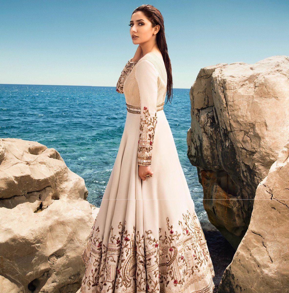 TeamMahiraKhan's tweet photo. A vision in white. 😍 #MahiraKhan #DivaniPakistan https://t.co/ofwqNbU5yG