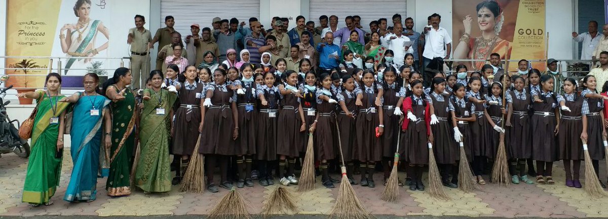या वेळी मा पालकमंत्री यानी उपस्थिताना स्वच्छतेची शपथ दिली व स्वच्छता मोहिमेस प्रारंभ करणेत आला अधिक माहिती👇🏻 2/2
m.facebook.com/story.php?stor…