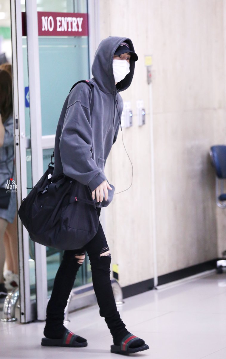 itsmark0904's tweet photo. 170921 김포공항입국 #갓세븐 #마크 #GOT7 #MARK :: 💜 https://t.co/eZTxH9PYyp