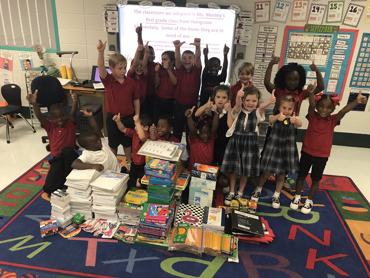 brooke_young1's tweet photo. MBA Service club in full swing. These students have such big hearts!@MaryBAustin #payitforward #serveothers #hurricaneharvey #schoolsinneed https://t.co/6Rc2XNOzAk
