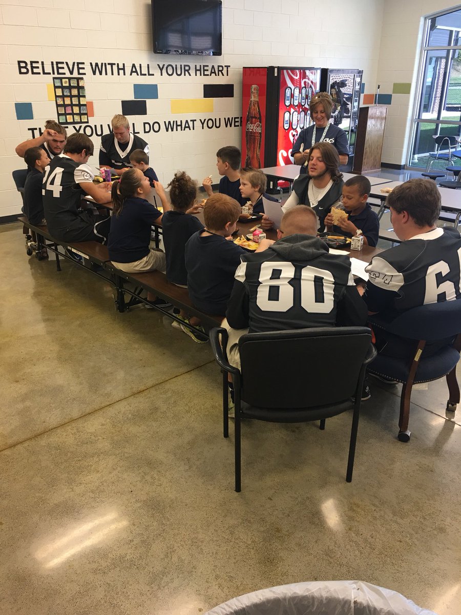 coach_Jessie's tweet image. Big day (and night) for our elementary kiddos! #ReadOptionFriday @darrenleach33 @nate_stecker @BenDownsACMAVS @MaverickAD1 @TimTparrott