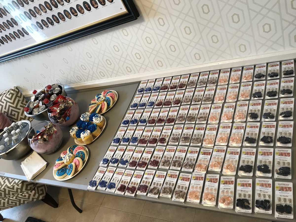 UKimPRESS's tweet photo. Stop by and get a delicious treat and some nails at the DG house!!
#UKimPRESS #imPRESSmoments #ad https://t.co/gIFazRuoro