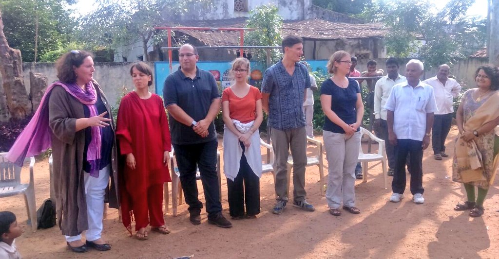 diz_ffm's tweet image. #DIZ team and #weltwärts Partners welcomed by #IIYW in Mohorli to see the progress of  @BMZ_Bund project on improving the living conditions.