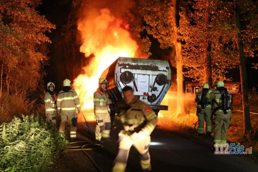 🚨 Bestuurder en zwangere vrouw ontsnappen op tijd uit brandende tractor 112.press/Ppplmb #Lunteren #112Nieuws https://t.co/vDamxcgHGb