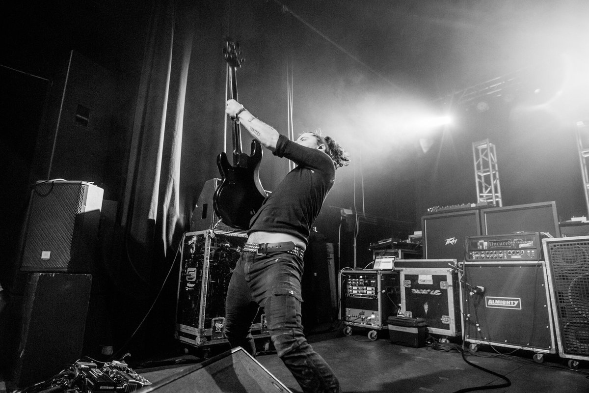 joncured's tweet image. There's some powerful magnets in this here @ernieball HH4 Stingray Bass. It keeps pointing towards magnetic north.
📸: @jenncurtisphotography