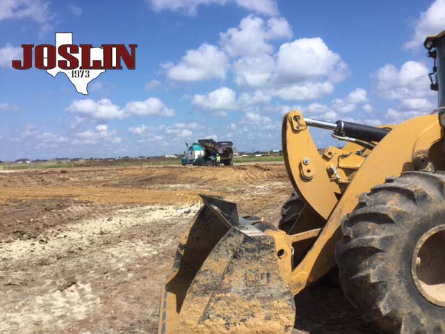 JoslinTexas's tweet image. Tractor Photo Bomb -  HEB Mt. Belvieu Jobsite. #SiteUtilities #FridayFunny #ConstructionLife #TradeTools #BuildingTomorrow