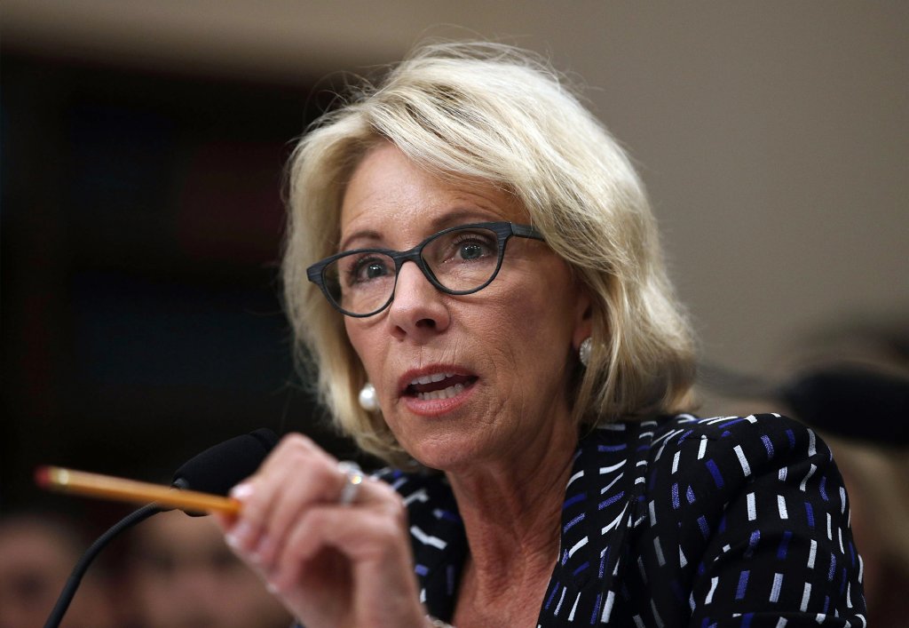 SwimRozali's tweet photo. Secretary of Education Betsy DeVos rescinds Obamaera guidelines on campus sexual assault.#ONSALENOW #AutumnEquinox #DotardTrump #FridayReads https://t.co/VFSNsfZvuS