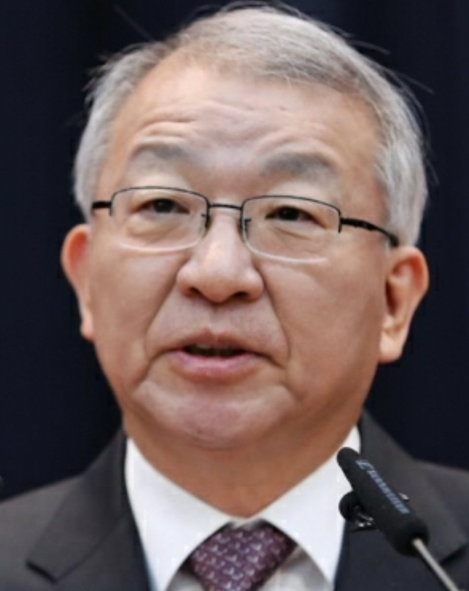 판사들의 동향과 성향을 파악 '사법부 블랙리스트'를 만들어 관리해 온 양승태가 퇴임식에서 사법부내의 편가르가 있다고 우려를 나타 내다고 하는데
박근혜 밑에서
권력 맞춤형 판결로
박근혜 개노릇을 하던
양승태다운 염치없고, 유체이탈 발언이네요